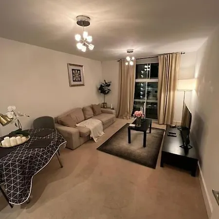 One Double Bedroom Apartment On Chelsea Bridge!